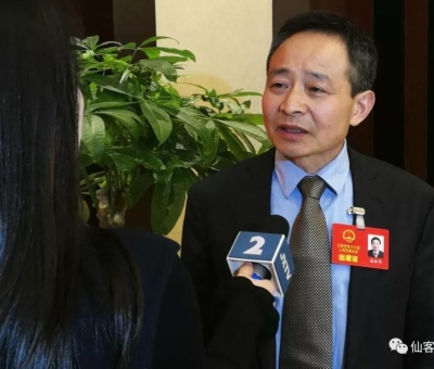 兩會上提了什么？這位人大代表再成各路媒體追逐焦點！