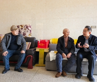 情暖烈屬！潘新華等愛(ài)心人士走訪慰問(wèn)黃治仁烈士家屬